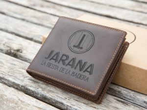 Cartera de cuero marrón para hombre grabada