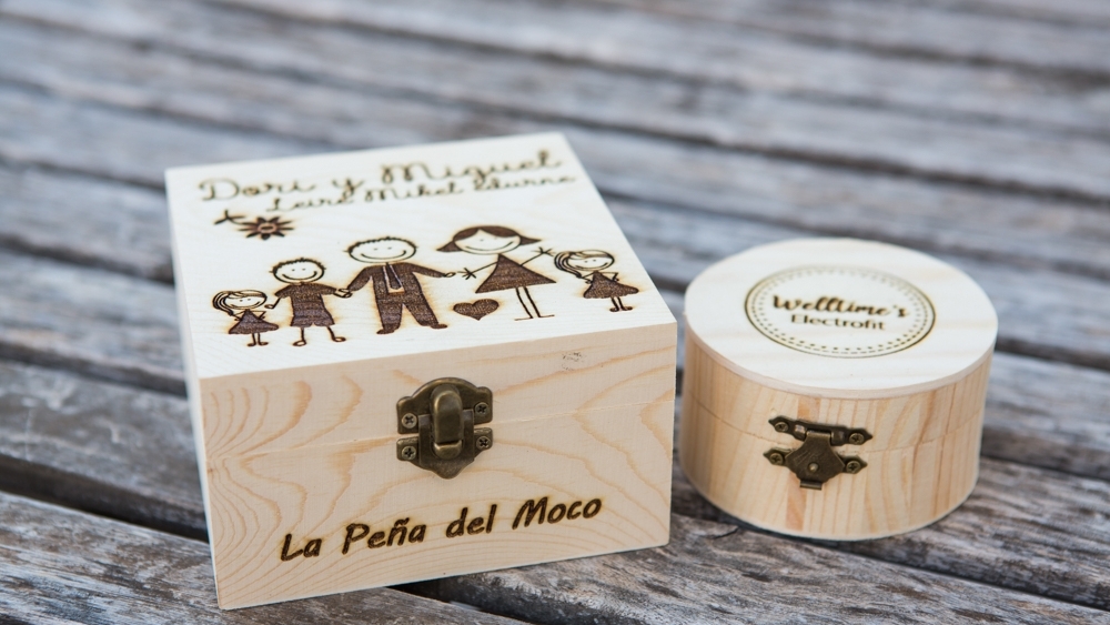 Caja de madera cuadrada grabada a laser con nombre, logo y diseño personalizado.