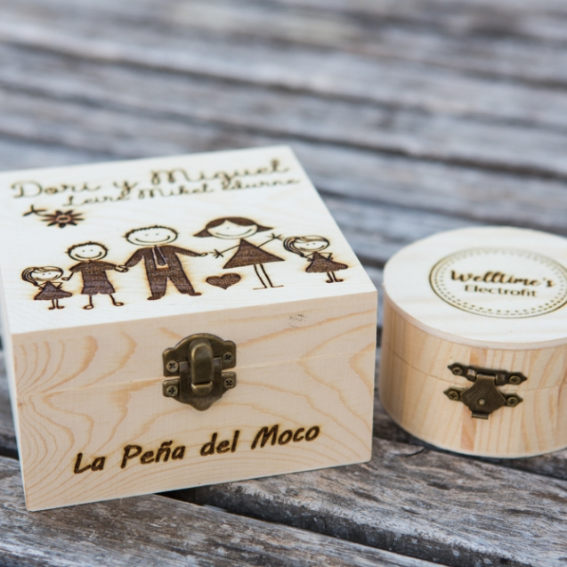 Caja de madera cuadrada grabada a laser con nombre, logo y diseño personalizado.