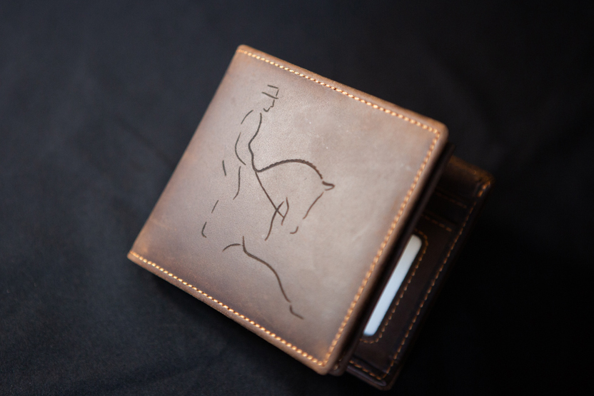 Cartera confeccionada en cuero de alta calidad para hombre con grabado laser personalizado de nombre, logotipo o diseño personaliado.