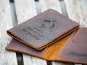 Funda Pasaporte de cuero grabada personalizado para viajeros