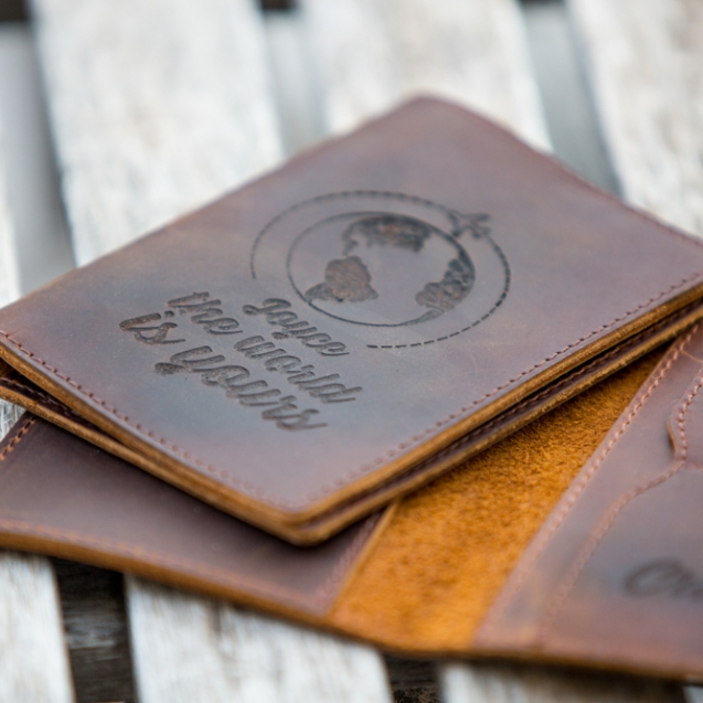 Funda de pasaporte elaborada en cuero personalizada mediante grabado laser para viajero con clase.
