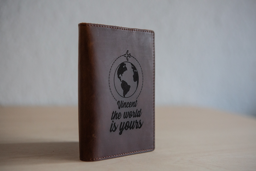 Funda Pasaporte de cuero grabada personalizado para viajeros