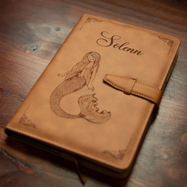 Libreta, diario personal y Agenda de cuero marrón grabado con nombre, frase, dedicatoria, logo con laser personalizada