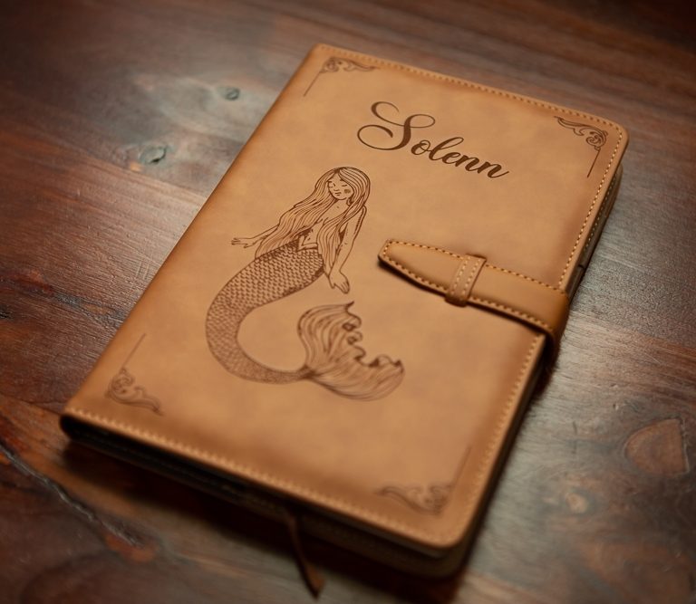 Libreta, diario personal y Agenda de cuero marrón grabado con nombre, frase, dedicatoria, logo con laser personalizada