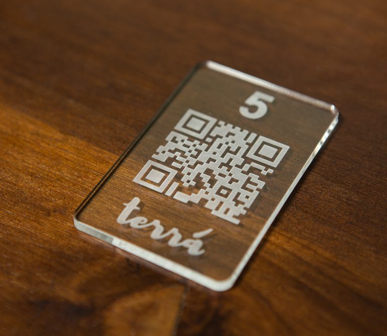 codigo-Qr-carta-digital-numero-mesa-logo-madera-transparente