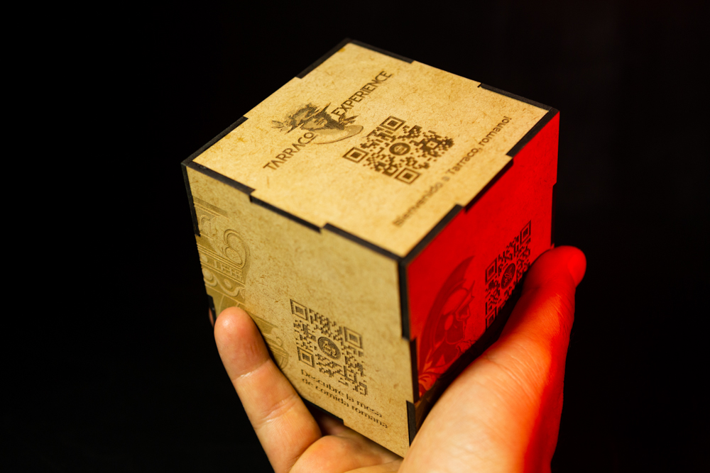 cubo Qr gigante giratorio grabado en madera personalizado para promoción de marca en eventos y ferias.