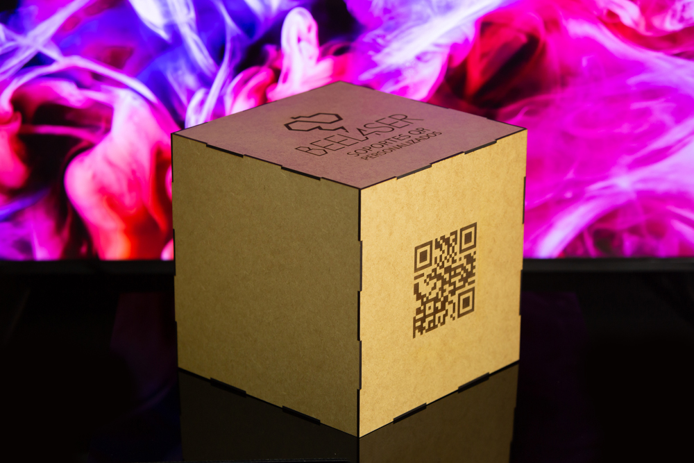 cubo Qr gigante giratorio grabado en madera personalizado para promoción de marca en eventos y ferias.