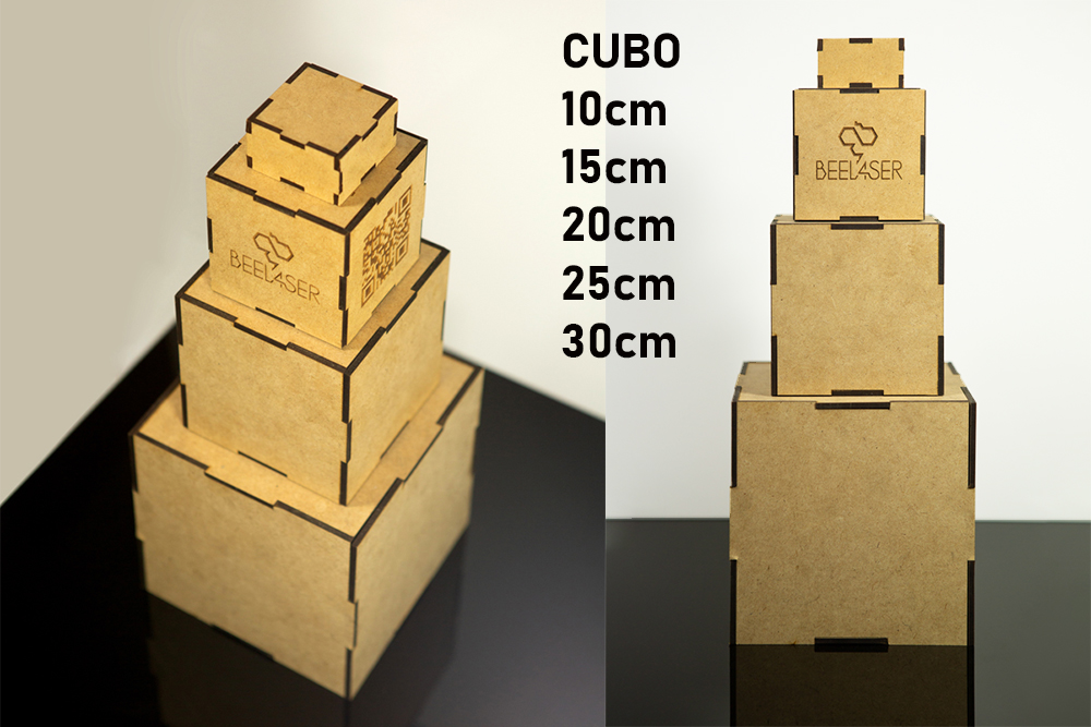 cubo Qr gigante giratorio grabado en madera personalizado para promoción de marca en eventos y ferias.