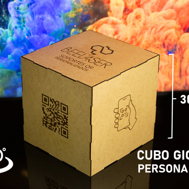 cubo Qr gigante giratorio grabado en madera personalizado para promoción de marca en eventos y ferias.