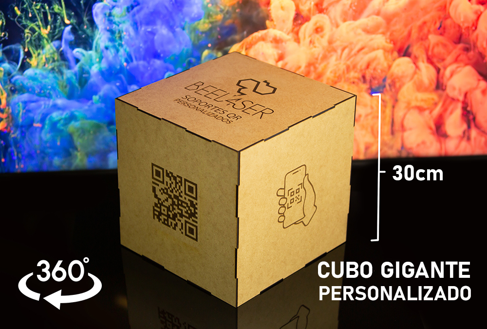 cubo Qr gigante giratorio grabado en madera personalizado para promoción de marca en eventos y ferias.