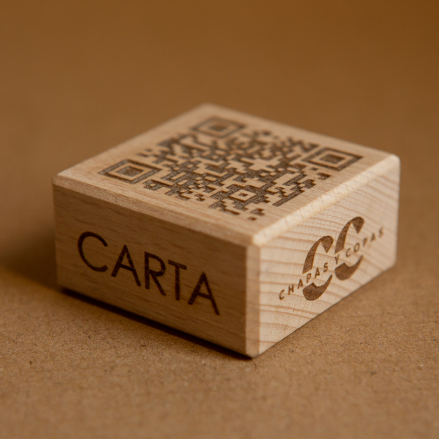 cubo de madera natural QR carta digital grabado a laser para restaurantes de lujo