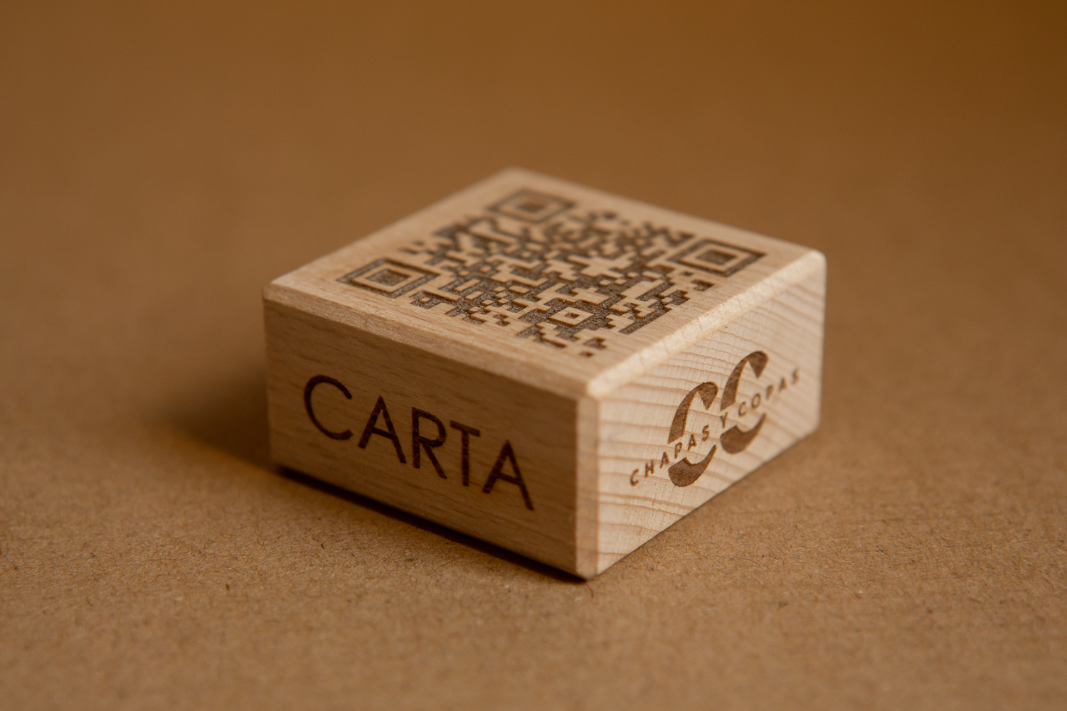 cubo de madera natural QR carta digital grabado a laser para restaurantes de lujo