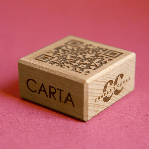 Medio cubo de madera natural QR carta digital grabado a laser para restaurantes de lujo.