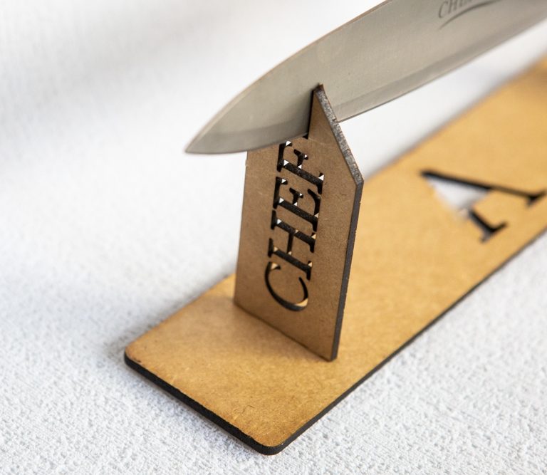 cuchillo grande personalizado de cocina para chef con grabado laser en Barcelona con stand