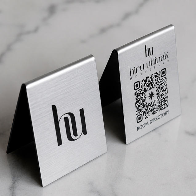 Código QR plateado plata gris metalizado personalizado para cartas de restaurantes con logo.