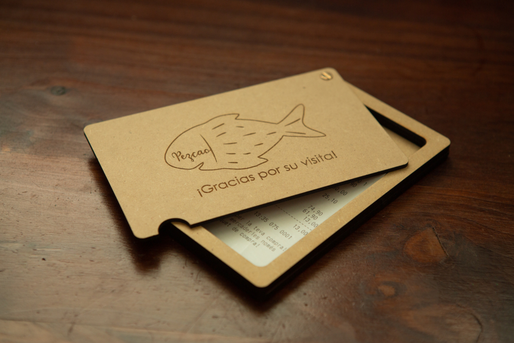 PortaCuentas grabado para restaurantes con QR reseña y logo