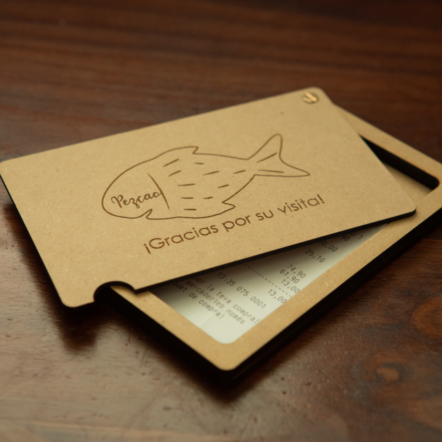 Caja portacuentas para presentar el tiquet de restaurante al cliente y lograr reseñas.