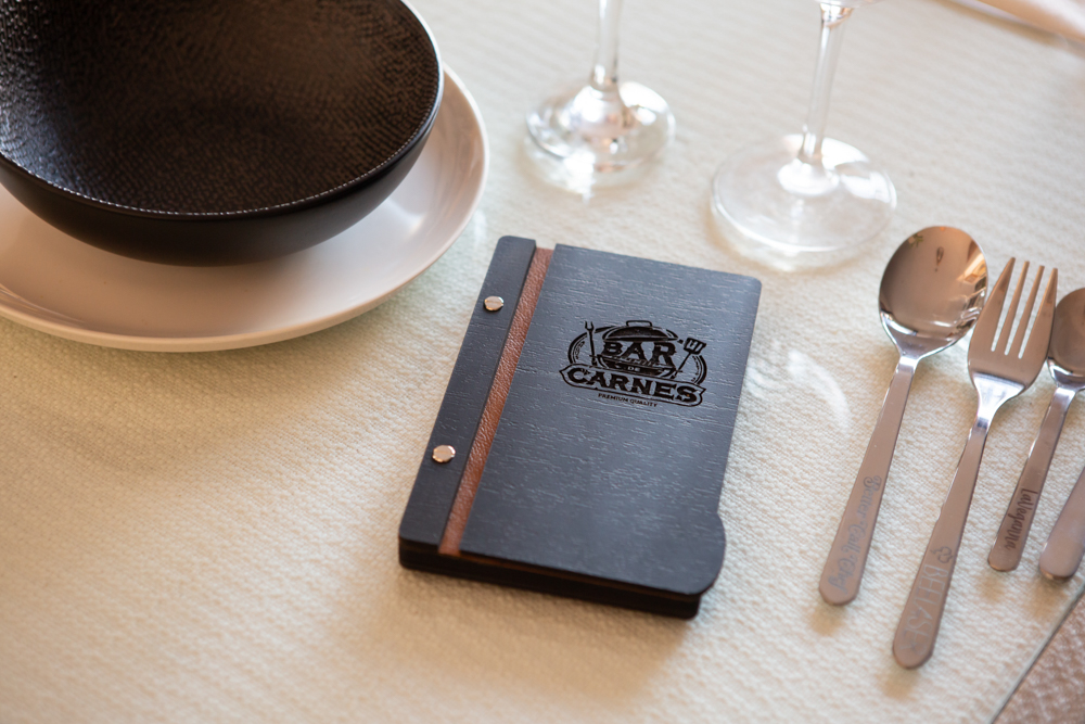 PortaCuentas de madera con tapa tipo libro con logo restaurante
