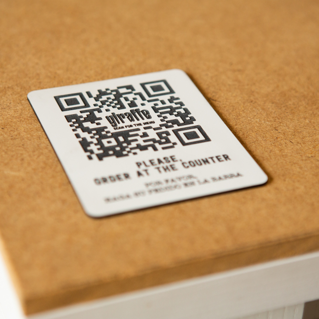 QR adhesivo pegatina para mesa con carta online en plástico apto para limpieza.
