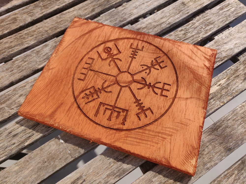 Vigvisir – Símbolo vikingo en madera