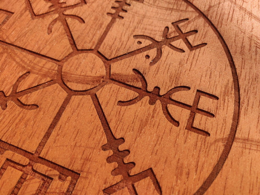 Vigvisir – Símbolo vikingo en madera
