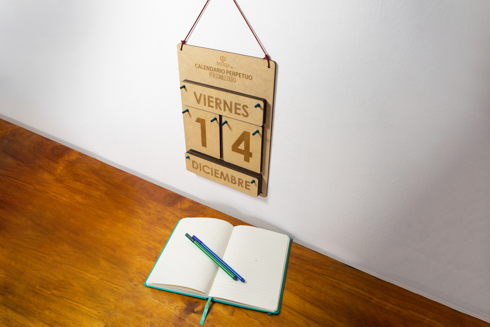 Calendario perpetuo de parred en madera personalizable con logo frase grande