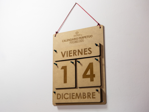 Calendario perpetuo de pared en madera personalizado