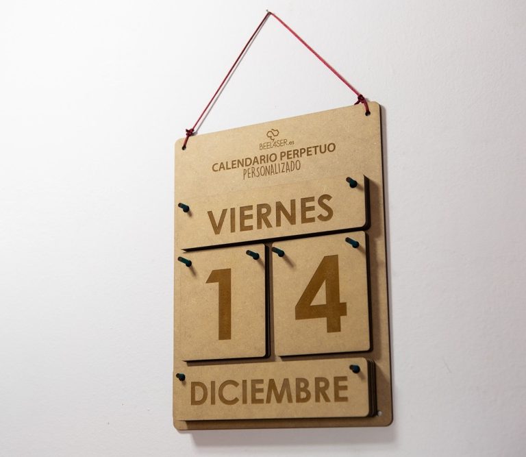 Calendario perpetuo de parred en madera personalizable con logo frase grande