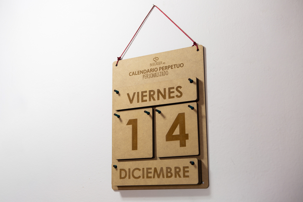 Calendario perpetuo de parred en madera personalizable con logo frase grande