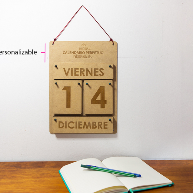 Calendario perpetuo de parred en madera personalizable con logo frase grande