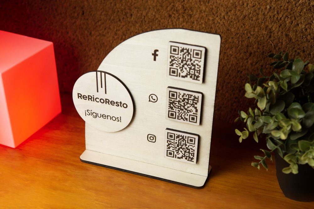 Expositor 2 y 3 códigos QR para Reseñas, instagram, whatsapp, wifi