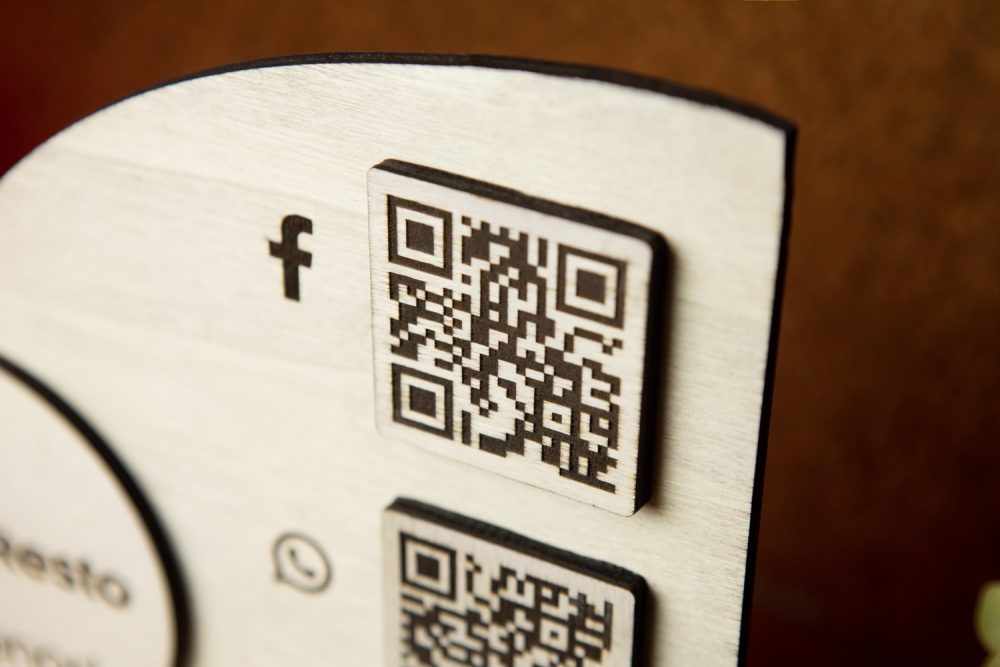 Expositor 2 y 3 códigos QR para Reseñas, instagram, whatsapp, wifi
