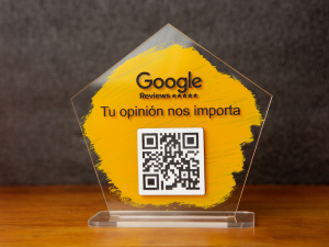 Cartel con código QR para conseguir más reseñas de Google en acrílico transparente y fondo de color.