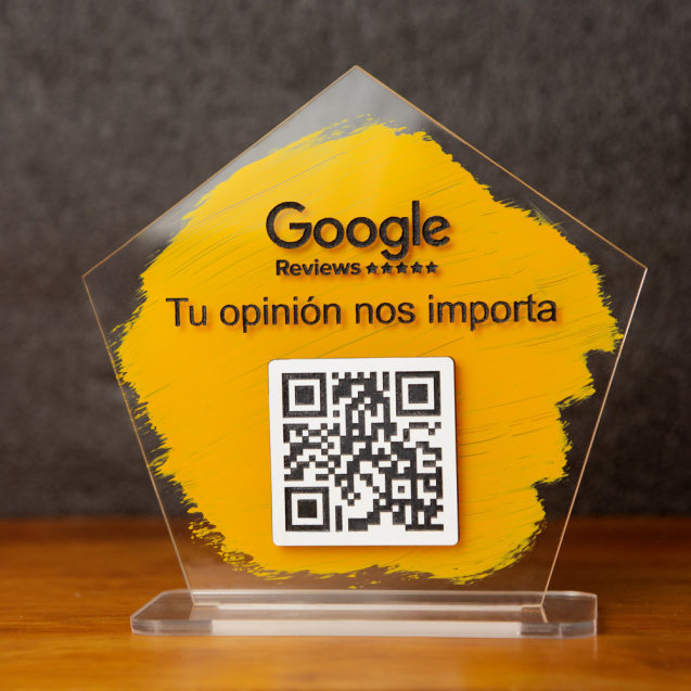 Cartel con código QR para conseguir más reseñas de Google en acrílico transparente y fondo de color.