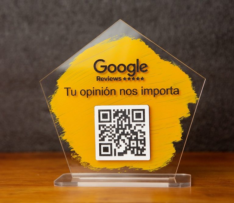 Cartel con código QR para conseguir más reseñas de Google en acrílico transparente y fondo de color.