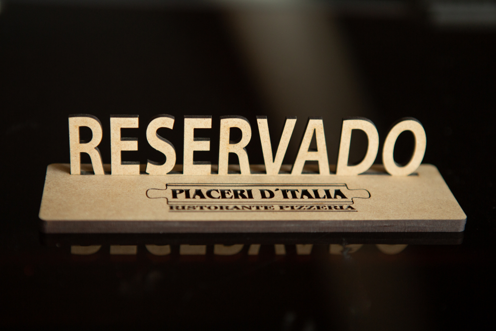 Carte madera 3D Reservado para restaurantes con logo