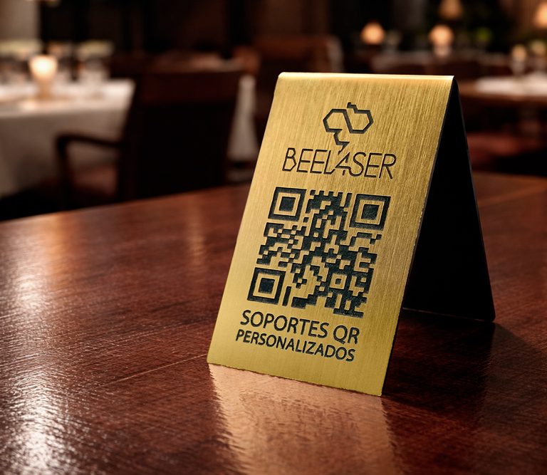 codigo-qr-dorado-oro-reseñas-google-plastico-personalizado-restaurante-lujo-barcelona