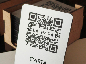 Código QR plateado plata gris metalizado personalizado para cartas de restaurantes con logo.
