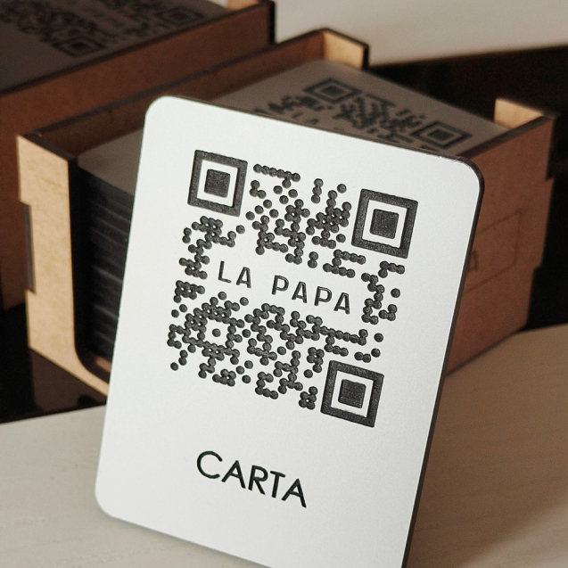 Código QR plateado plata gris metalizado personalizado para cartas de restaurantes con logo.