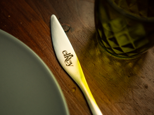 Cubiertos cuchillos tenedores cucharas con logo grabado permanente a láser para restaurantes.