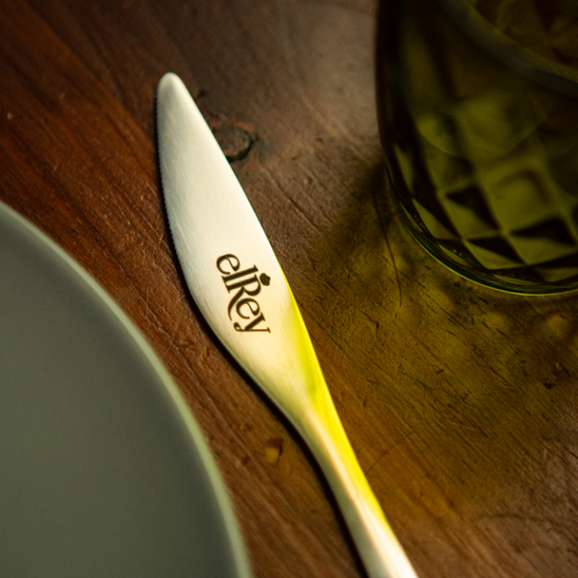 Cubiertos cuchillos tenedores cucharas con logo grabado permanente a láser para restaurantes.