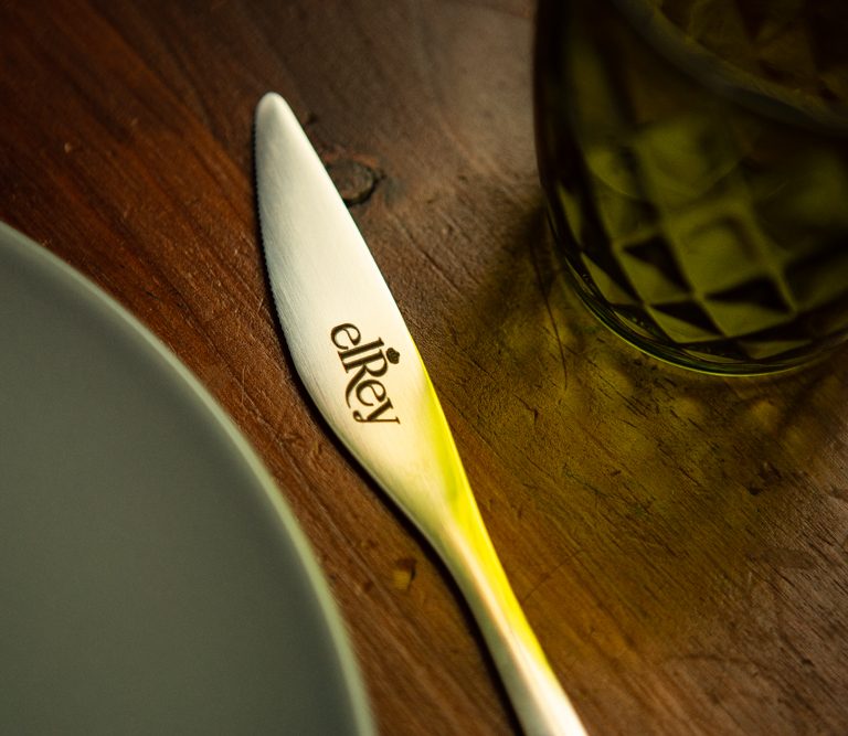 Cubiertos cuchillos tenedores cucharas con logo grabado permanente a láser para restaurantes.