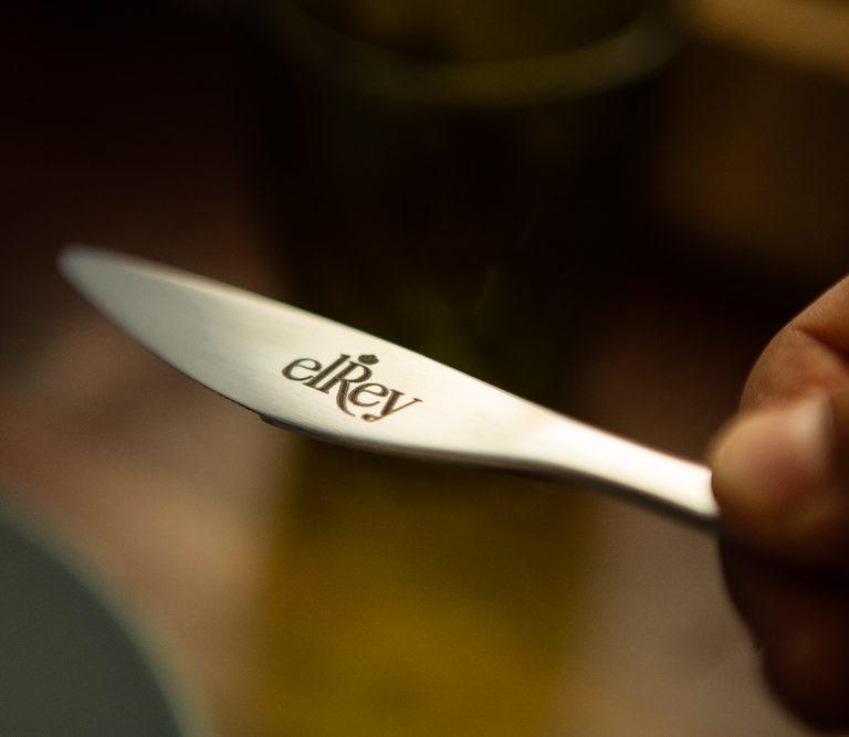 Cubiertos cuchillos tenedores cucharas con logo grabado permanente a láser para restaurantes.