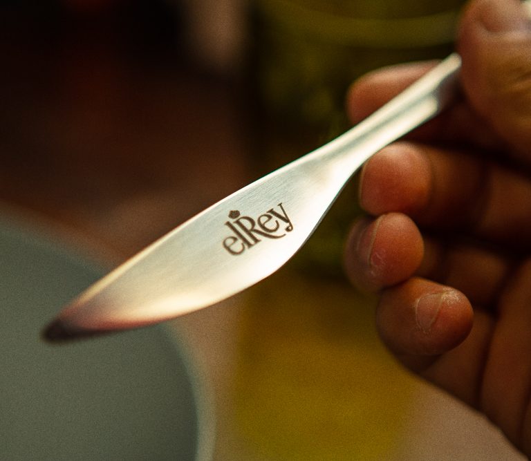 Cubiertos cuchillos tenedores cucharas con logo grabado permanente a láser para restaurantes.