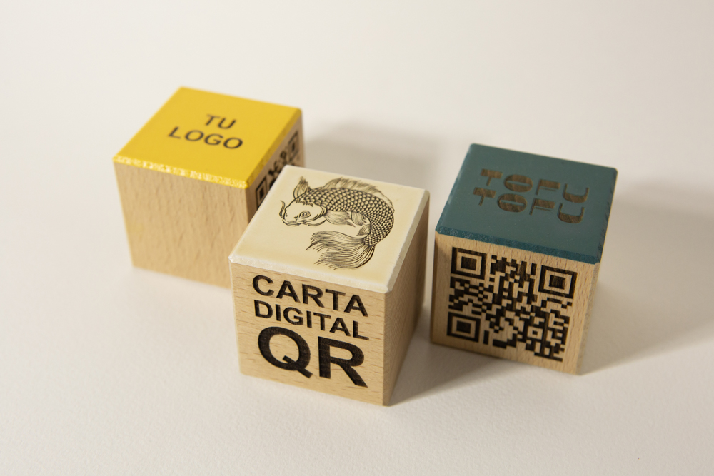 Cubo QR cuadrado COLOR de madera con logo