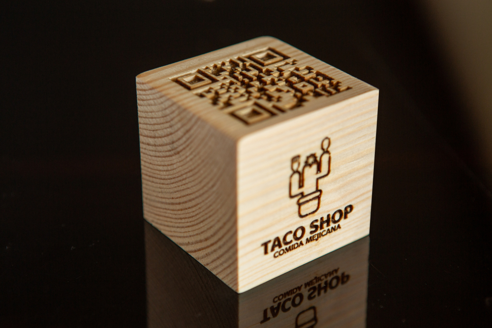 Cubo grabado QR logo para Carta digital Restaurantes de madera