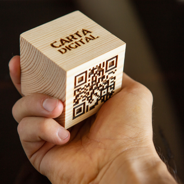 cubo cuadrado de madera con logo y codigo Qr para carta digital de restaurante en Barcelona