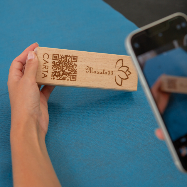 cubo rectangular de madera natural QR carta digital grabado a laser para restaurantes de lujo