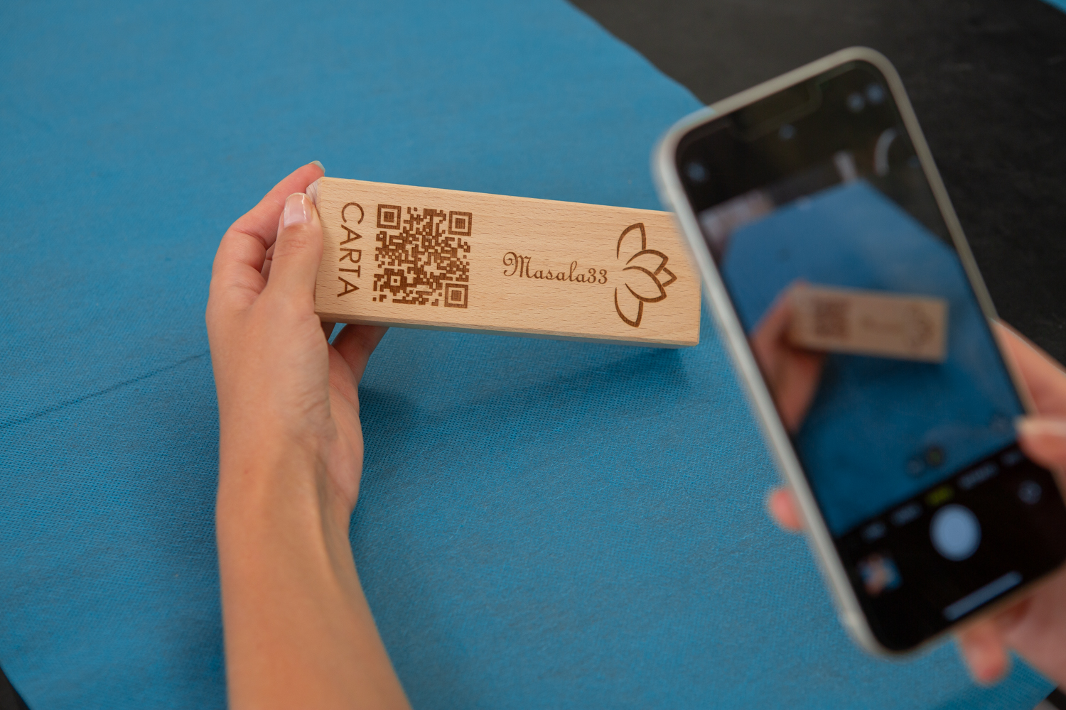 cubo rectangular de madera natural QR carta digital grabado a laser para restaurantes de lujo